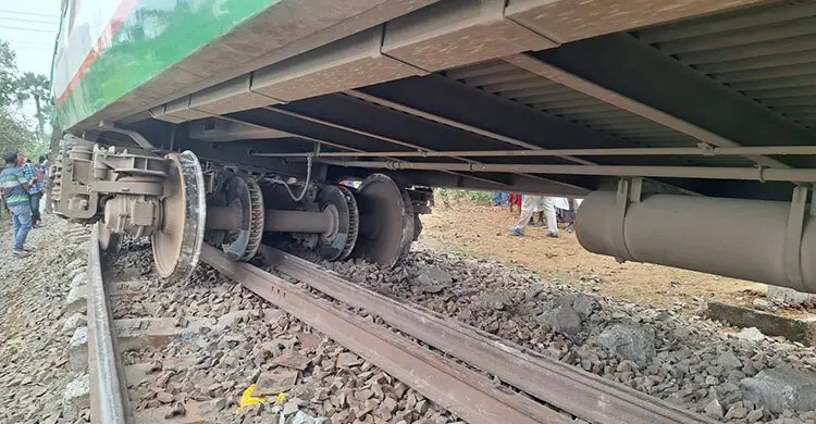 লাল পতাকা দেখানো হলেও ট্রেন থামাননি চালক, দাবি স্থানীয়দের